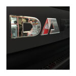 Logótipo da marca DAF em relevo prateado.