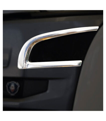 Pega cromada para automóvel em fundo escuro.