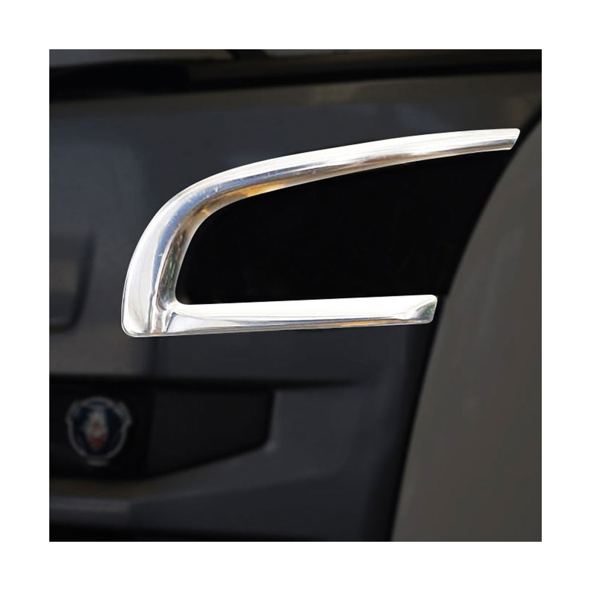 FSC164-1 Pega cromada para automóvel em fundo escuro.