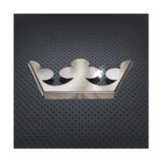 Coroa metálica em fundo perfurado escuro.