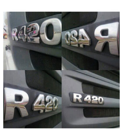 Emblemas cromados R420 em diferentes ângulos