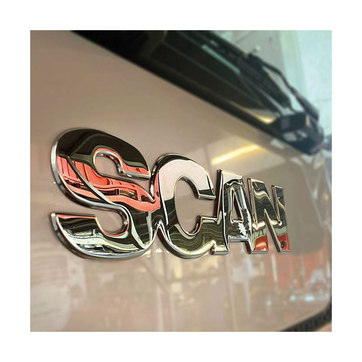 FSC270 Logotipo cromado de veículo, fundo desfocado.