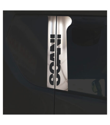 Reflexo da marca Isuzu em vidro do carro.