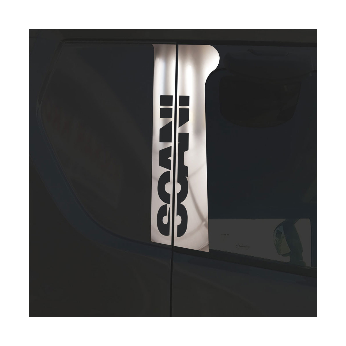 FSC273-2 Reflexo da marca Isuzu em vidro do carro.