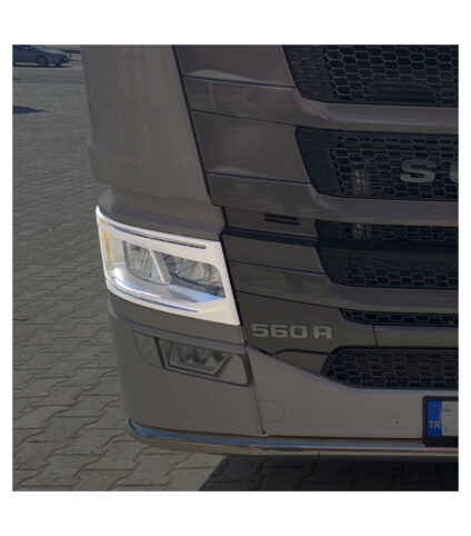 Frente de camião com grelha e faróis visíveis.