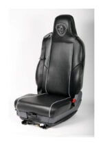 Banco de couro preto para viatura comercial.