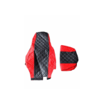 Capas de assento acolchoadas vermelhas e pretas.