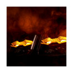 Faróis de carro iluminados com luz âmbar.