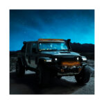 Jipe off-road na noite estrelada