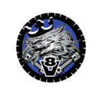 Logotipo de águia com pistões e coroa V8.