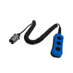 Controlo remoto com cabo espiral e conector metálico.