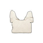 Tapete acolchoado beige, padrão quadrado, fundo branco.