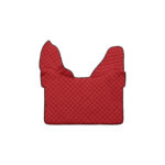 Capacete acolchoado vermelho isolado em fundo branco.