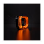 Lanterna laranja com fundo escuro.