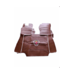 Tapete automóvel castanho com emblema central.