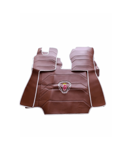 Tapete automóvel castanho com emblema central.