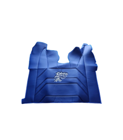 Capa de assento azul com desenho de lobo.