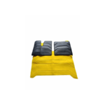 Tapete de entrada amarelo com detalhes pretos.