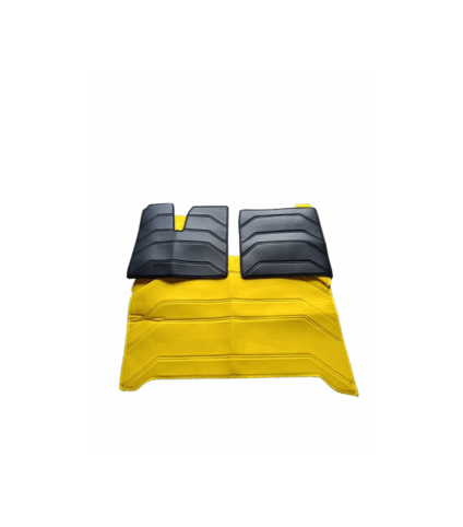 Tapete de entrada amarelo com detalhes pretos.