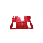 Tapete automóvel vermelho com logotipo V8 em amarelo.