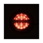 Luz traseira LED vermelha acesa, detalhe.