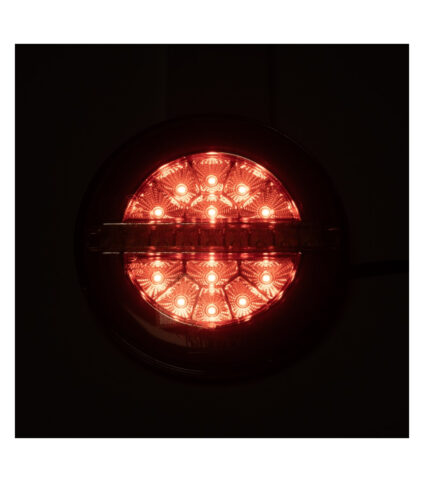 Luz traseira LED vermelha acesa, detalhe.