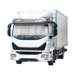 Camião de carga branco visto de frente.