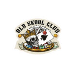 Caveira com cartas, dados e fichas de póquer.