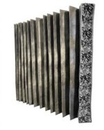 Escultura abstrata em metal com padrão geométrico.