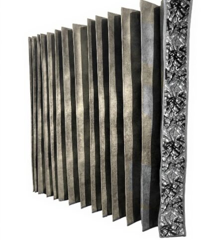 Escultura abstrata em metal com padrão geométrico.