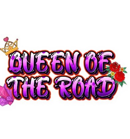 Texto 'Queen of the Road' decorado.